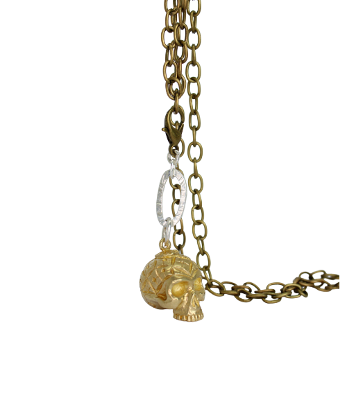 Katheryn de Berain - Collar de calavera de latón y plata