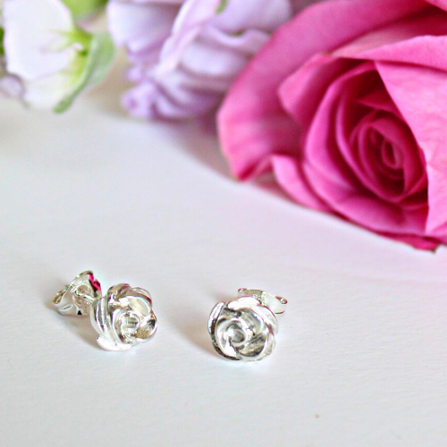 Clous d'oreilles roses